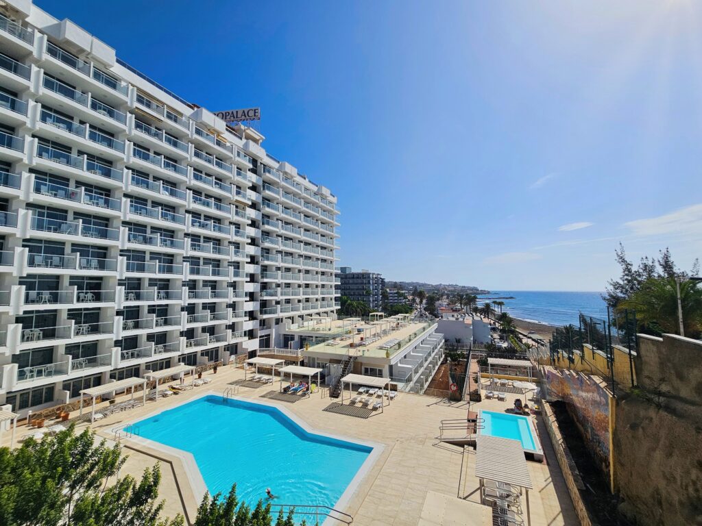 Frente terrazas y solarium hotel Europalace *** Sup en Playa del Ingles Gran Canaria