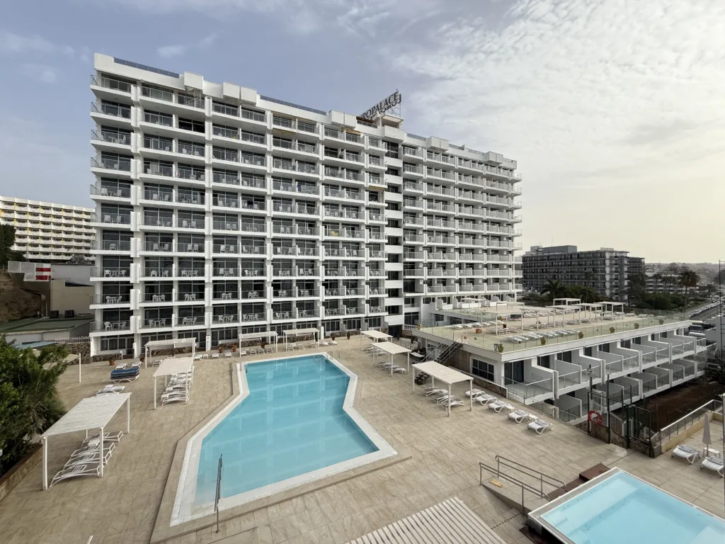 Frente terrazas y solarium hotel Europalace *** Sup en Playa del Ingles Gran Canaria