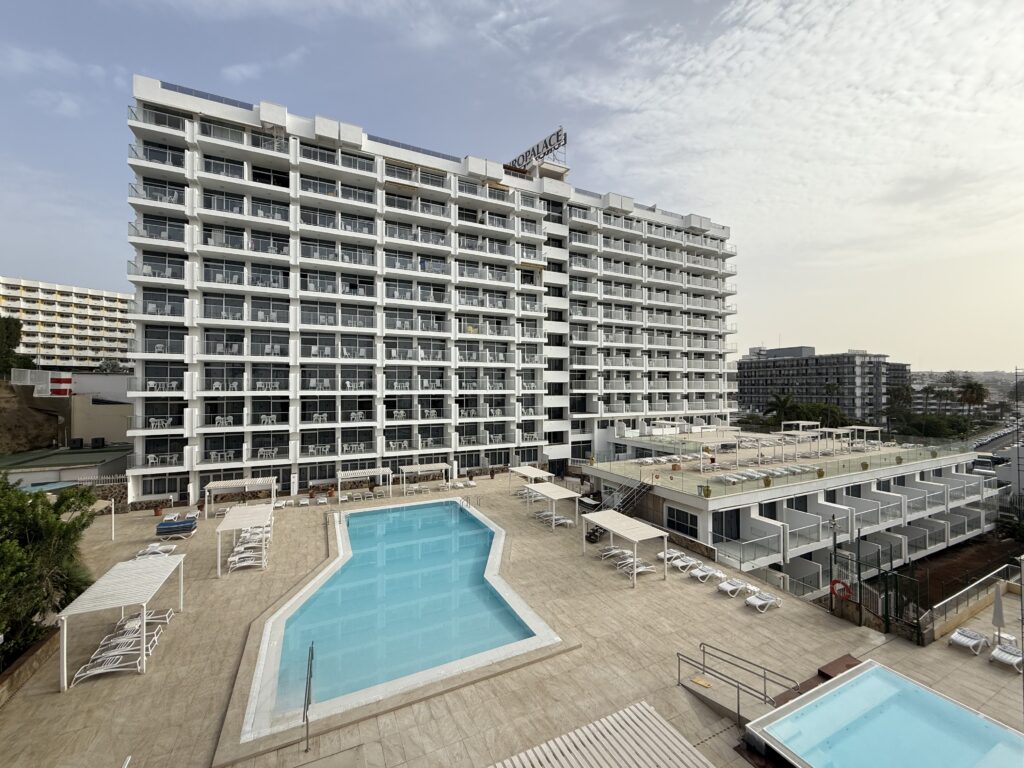 Frente terrazas y solarium hotel Europalace *** Sup en Playa del Ingles Gran Canaria
