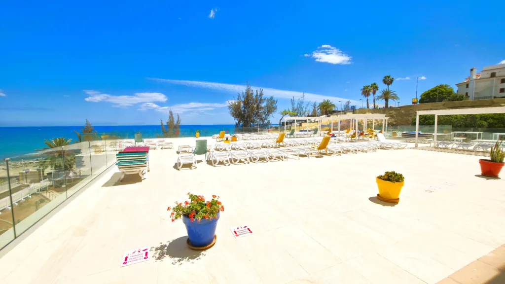 Frente terrazas y solarium hotel Europalace *** Sup en Playa del Ingles Gran Canaria