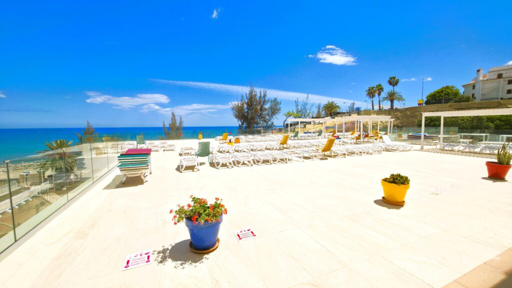Frente terrazas y solarium hotel Europalace *** Sup en Playa del Ingles Gran Canaria
