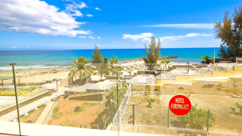 Frente terrazas y solarium hotel Europalace *** Sup en Playa del Ingles Gran Canaria